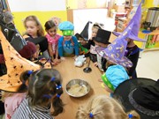 Halloweenský čarodějný den s karnevalem